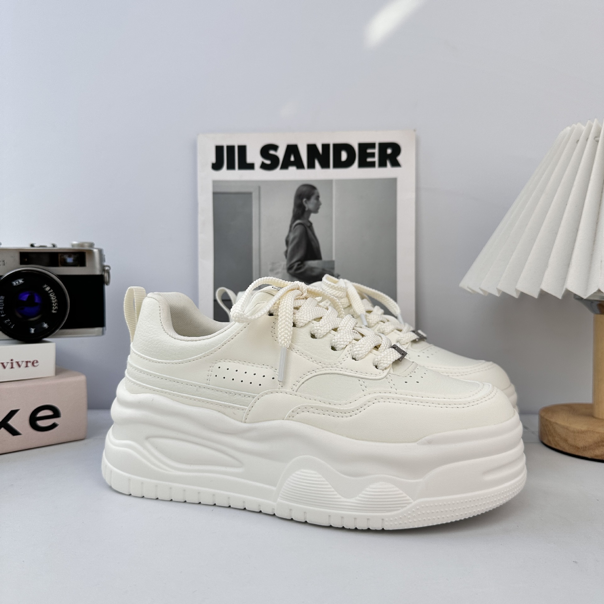 Muffin con una base gruesa aumentando la altura de los zapatos blancos de otoño de 2025 nuevos zapatos casuales de nicho para mujeres zapatos de skate de moda universal