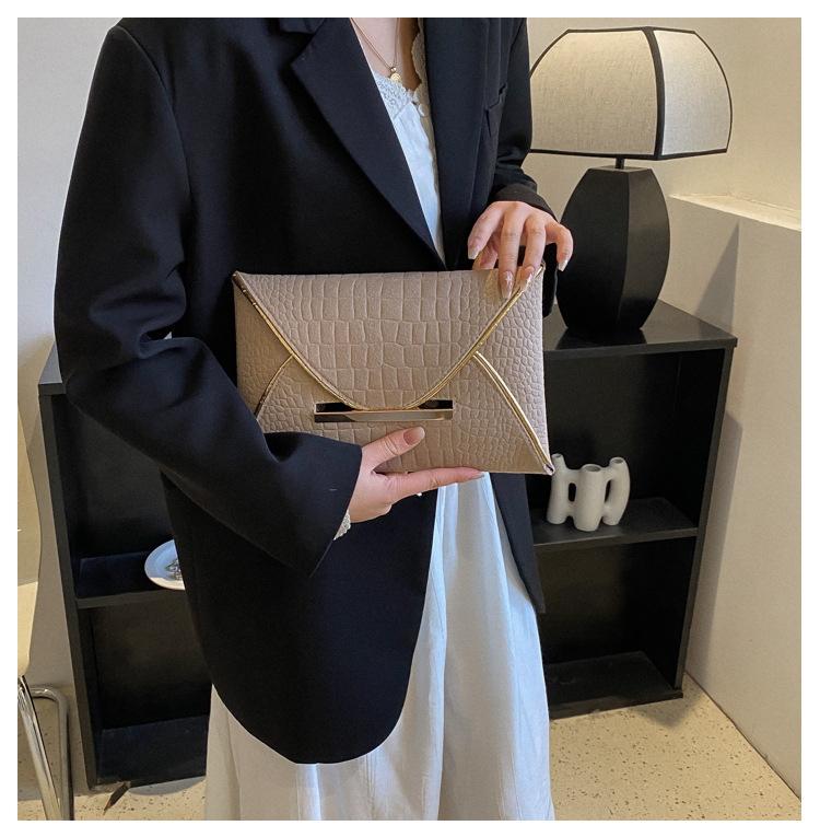 Foreign trade trend new envelope bag 2023 spring contrast color personalized clutch bag fashion simple foreign style women's bag_voghion.com