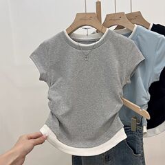灰色の偽の2つのギャルの正肩の半袖のtシャツの女性の夏の修身の韓国版はしわを引いて腰の独特な短い上着を収めます。