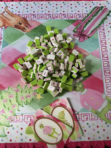 In stock: American Mahjong Christmas-themed pattern home gift set
