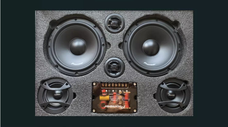 前衛三分周波数の自動車の音響のスピーカーの低音は中音の旺盛で力強い高音を揺り動かしてはっきりとレベルがあります。|undefined