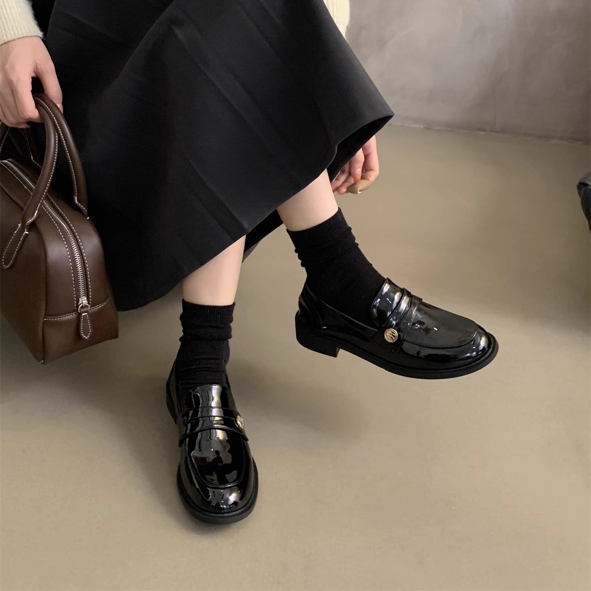 Zapatos de cuero pequeños británicos para mujer 2025 primavera nuevo estilo francés de estilo coreano cabeza redonda retro viaje un pie tacón grueso mocasines