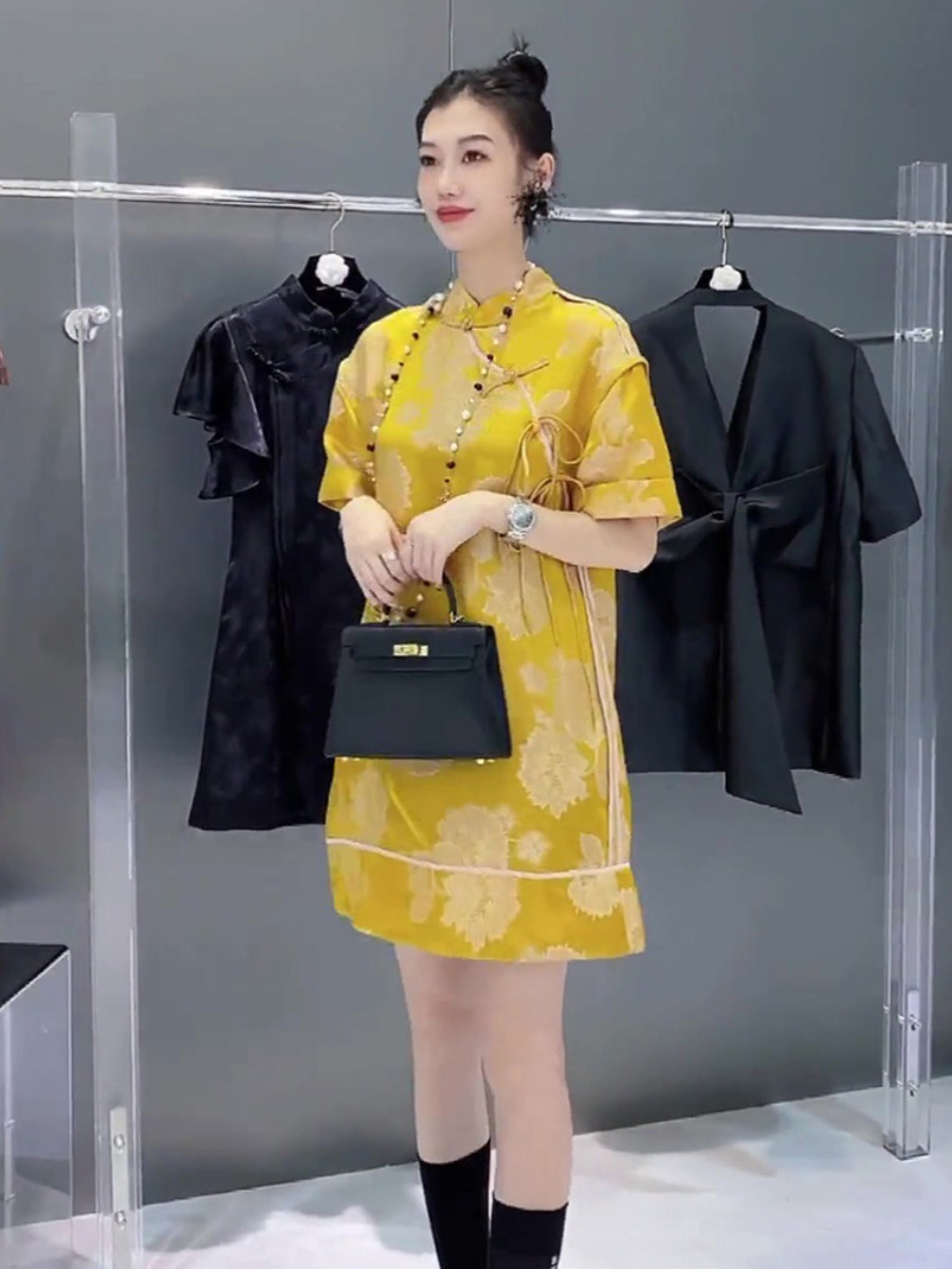 Váy sườn xám cách tân phong cách Trung Quốc mới, tay ngắn, thắt eo, dáng maxi, màu vàng — Màu vàng chi tiết 4