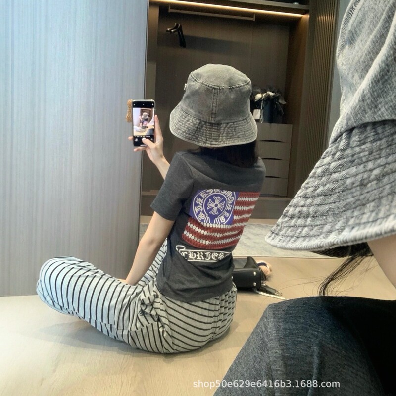2025 Summer New Style Croton Gray Slim-Fit Short-Sleeve T-Shirt with American Flag Print on the Back, Trendy Street Style for Women