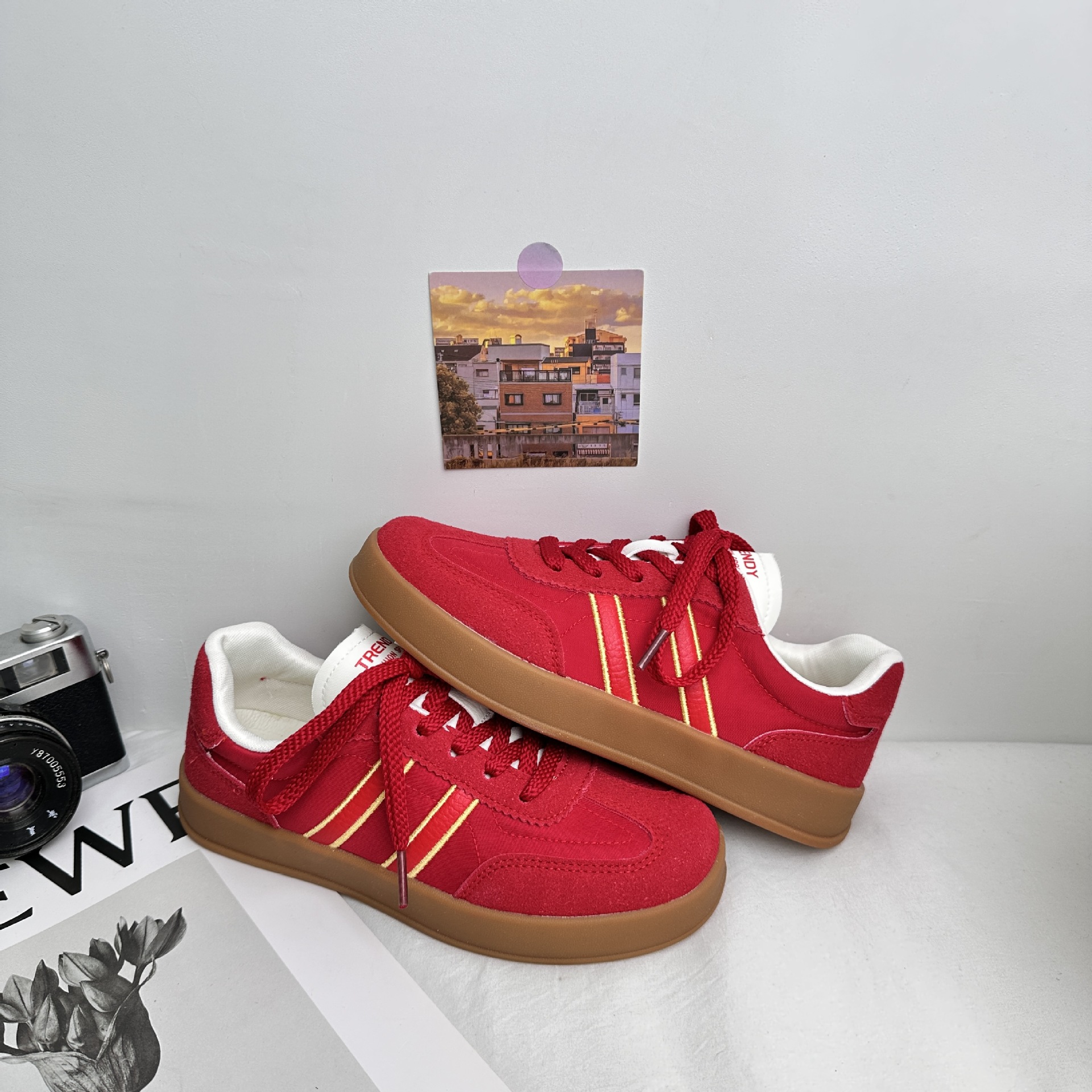 A9887 almohadillas de látex / zapatos de entrenamiento de Alemania retro ligeros para mujeres de explosión universal 2025 primavera nuevos zapatos de skate blanco pequeño