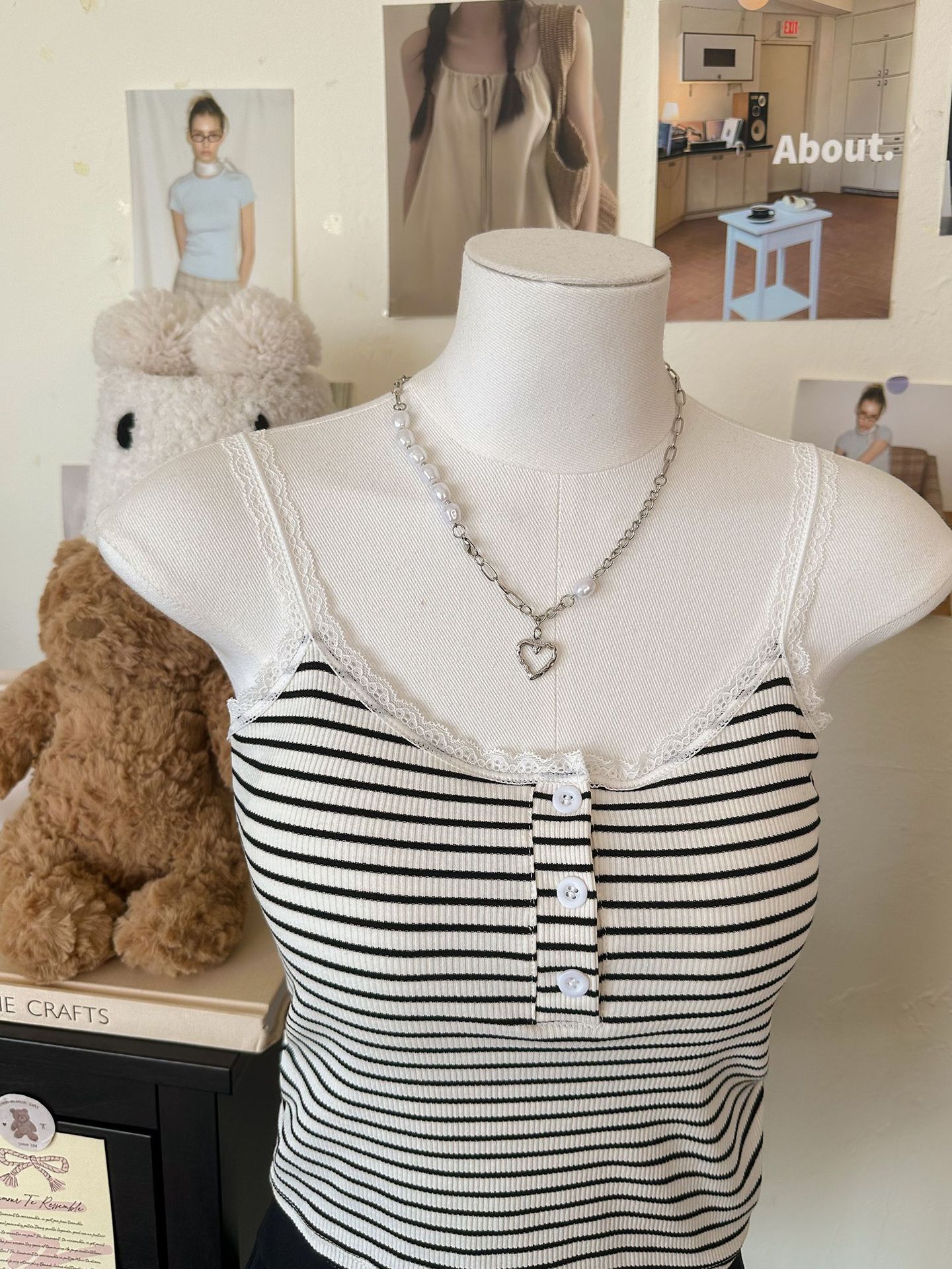 Camisola de encaje de espalda hermosa de estilo explosivo en vivo para mujer con almohadilla para el pecho, botones de uso interior y exterior, chaleco de fondo de todo fósforo de primavera y verano