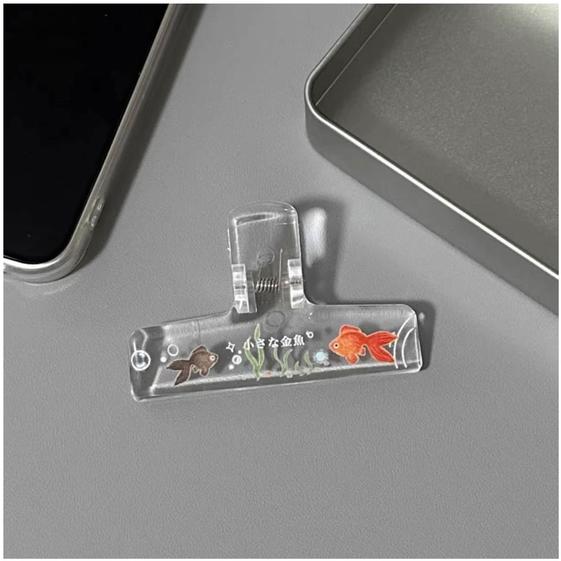 Clip de cola larga de pez dorado de verano Libro de estudiante de acrílico transparente Cuenta manual Fijador de partitura de piano Clip de recibo de archivo