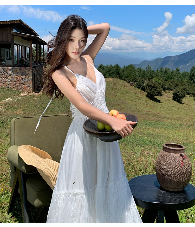 Boho-Urlaub: Weißes Maxikleid mit Spitzenbesatz und offenem Rücken – ein Kleid aus weißem Spitzen-Patchwork_voghion.com