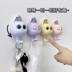 創意的なドアの後ろの磁気は猫を吸い込んでまばたきをします。