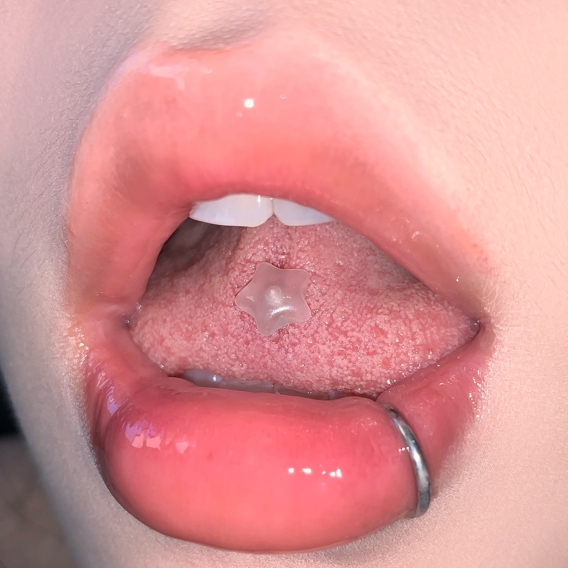 16G labret stud size and finish detail