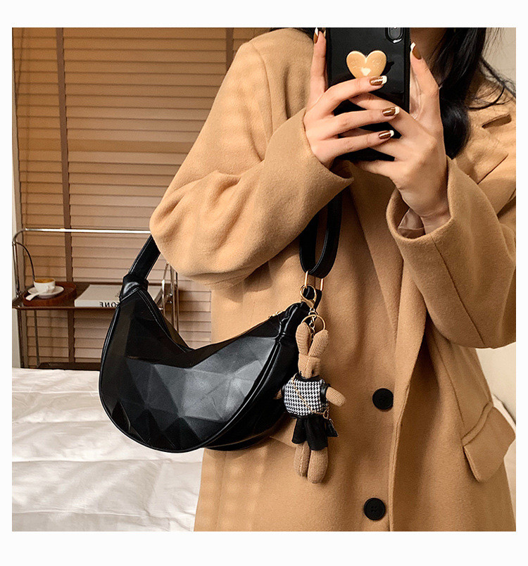 New Solid Color Pleated Autumn And Winter Shoulder Underarm Dumpling Bag display picture 4