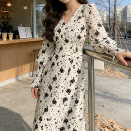 春秋季新款收腰气质连衣裙女2026时尚洋气灯笼袖显瘦过膝裙子