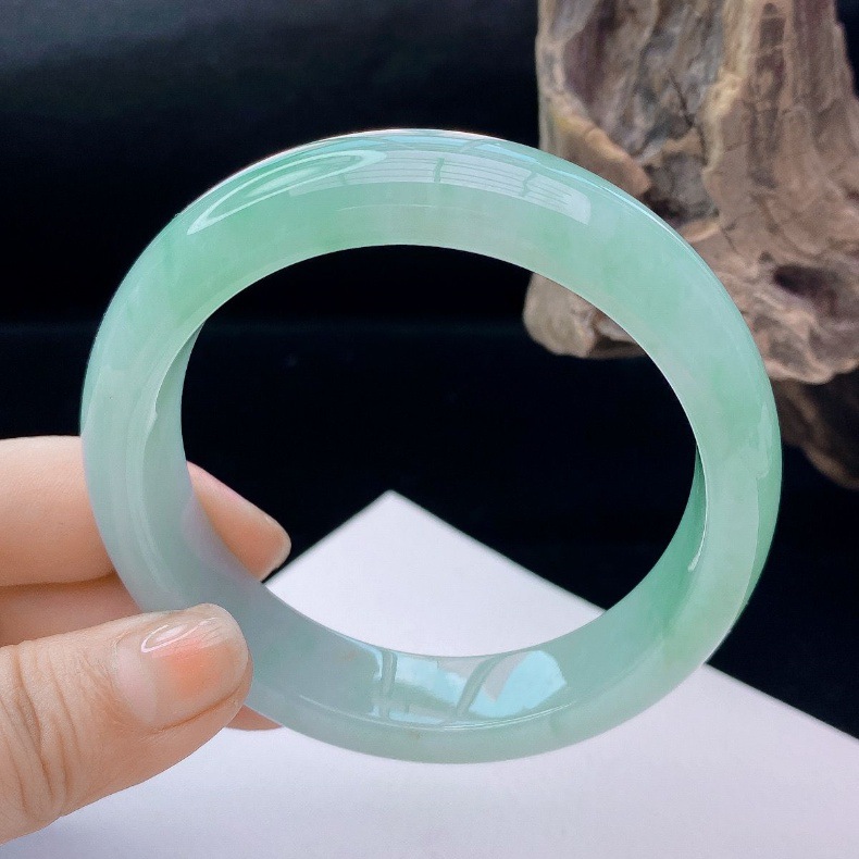 Vòng tay ngọc bích tự nhiên Myanmar cao cấp – màu xanh nhạt lam nhạt băng nhuộm chi tiết 3