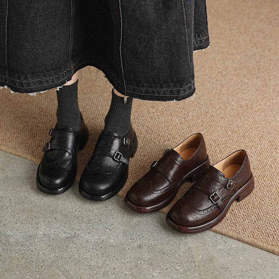 Giày loafer nữ mũi tròn bít phong cách Anh quốc, khóa thắt lưng trang trí — màu nâu
