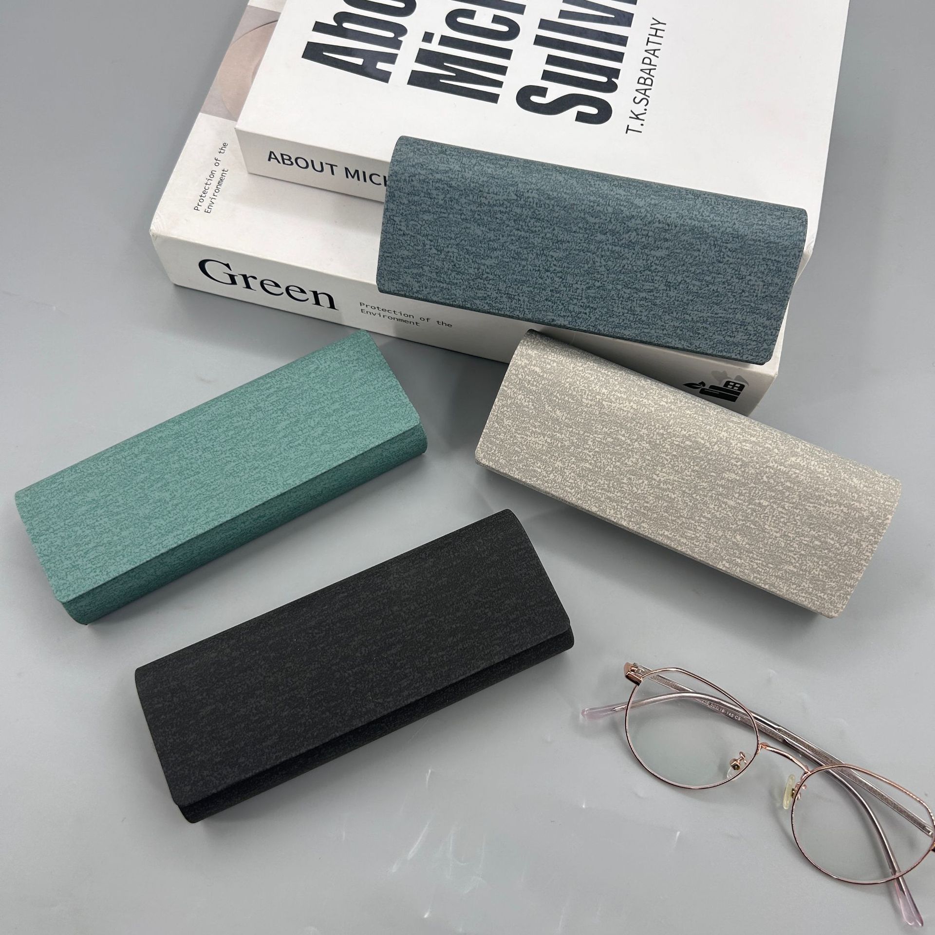 Cajas de gafas de cuero hechas a mano, cajas de almacenamiento de miopía de absorción magnética simple al por mayor, cajas de gafas de cuero mixtas transfronterizas