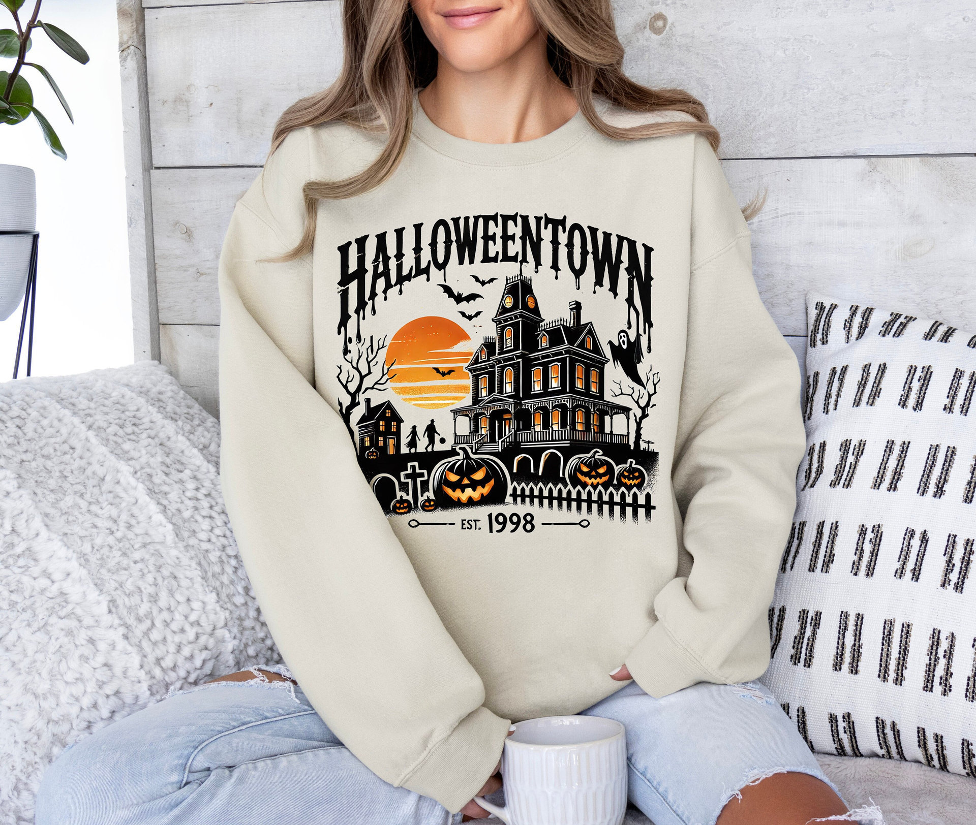 Vintage Halloween Sweatshirt Halloween Est 2024 Pull