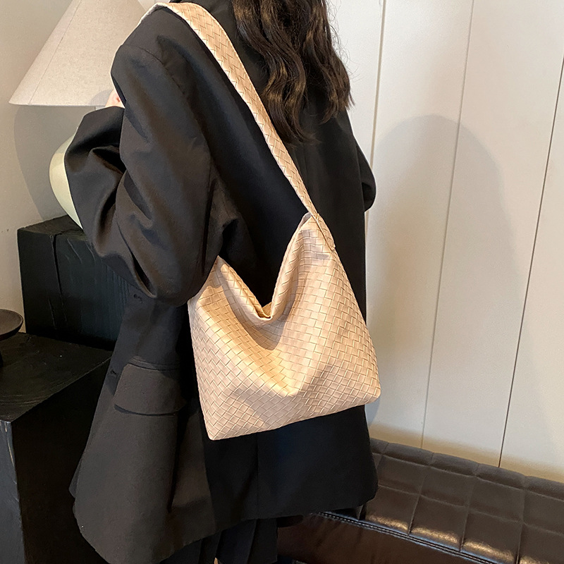 Bolsos de tejido de alta sensación para mujeres 2024 nueva moda coreana bolsas de hombro de viaje simple de gran capacidad