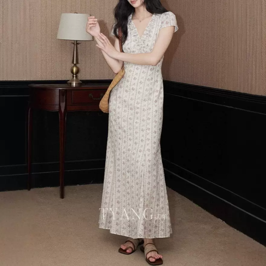 贰羊设计【乐之】复古v领刺绣碎花连衣裙女气质高级修身法式长裙