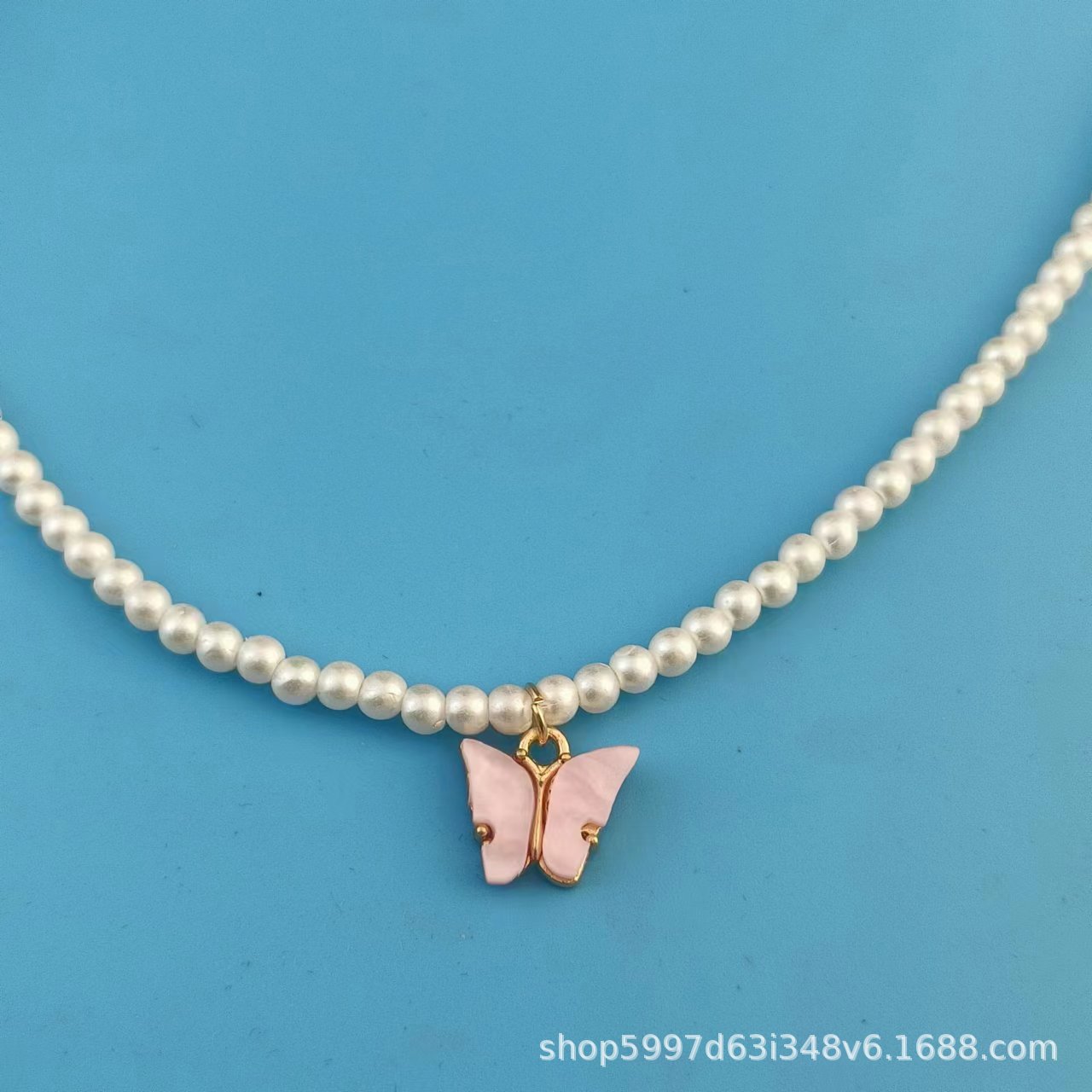 Joyería de comercio exterior transfronterizo ABS imitación perla con cuentas multicolor mariposa colgante corto collar de cadena de clavícula de las mujeres al por mayor