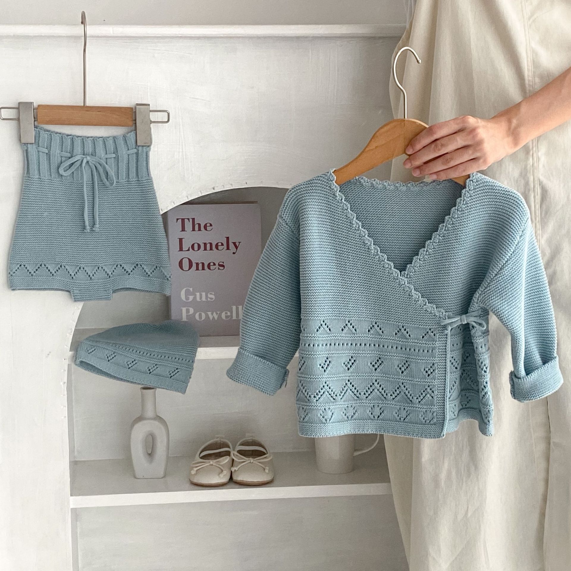 Ropa de otoño 2024 para bebés y niños pequeños, chaqueta gris azul con cuello cruzado y tapeta delantera, pantalones cortos atados y_voghion.com