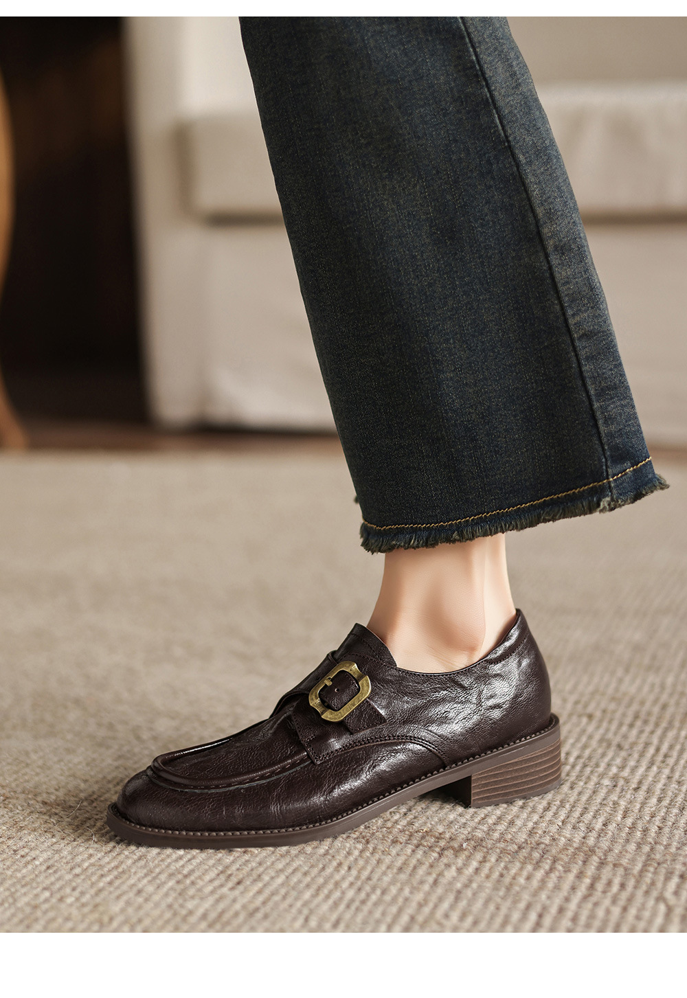 Giày loafer nữ phong cách Anh quai khóa, gót vuông thấp, mũi sâu, da bò — màu nâu chi tiết 16