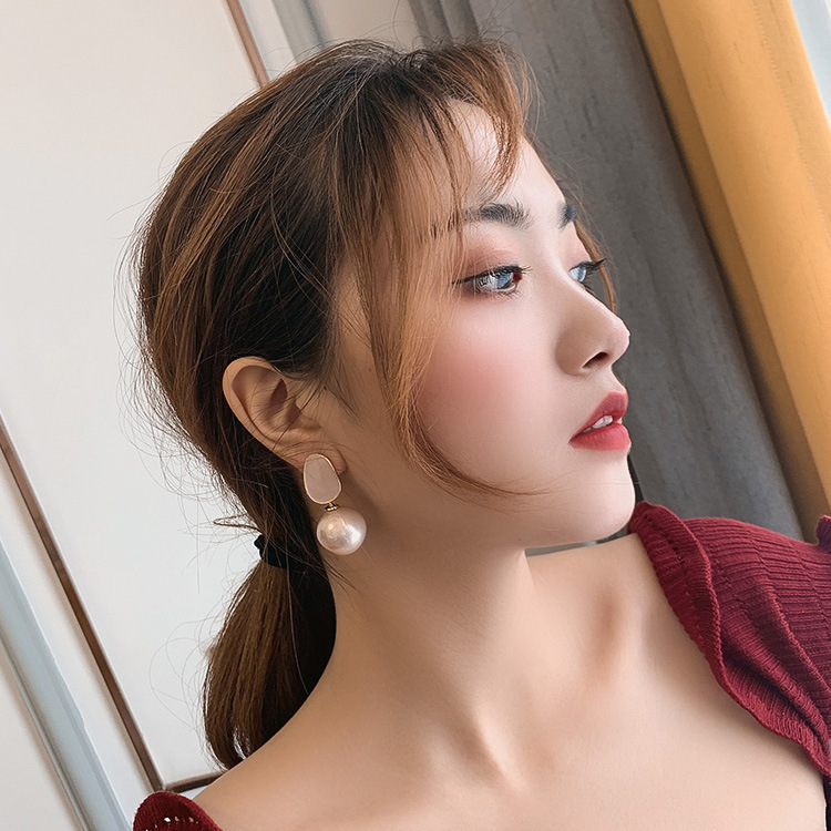 Fashionable Korean cute elegant earrings from pearl