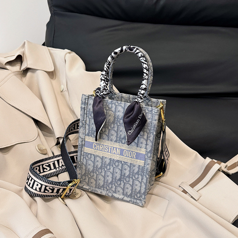 2025 New High-end Embroidered Crossbody Bag Large Capacity Shoulder Bag Women's Casual Niche Portable Handbag