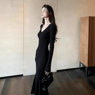 御姐风V领针织连衣裙女黑色修身包臀显瘦长裙高级感百搭洋气裙子