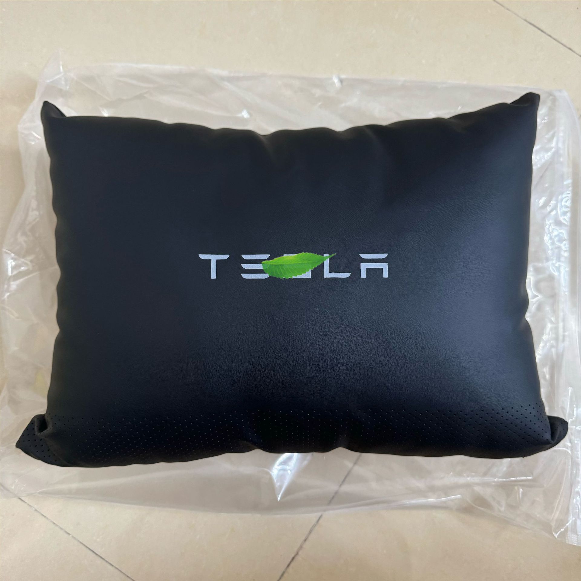 Headrest – Tesla ModelY/3 Headrest Lumbar Support - black-heart-shaped-lumbar-support-perforated-breathable-logo-1-piece-tesla-modely3