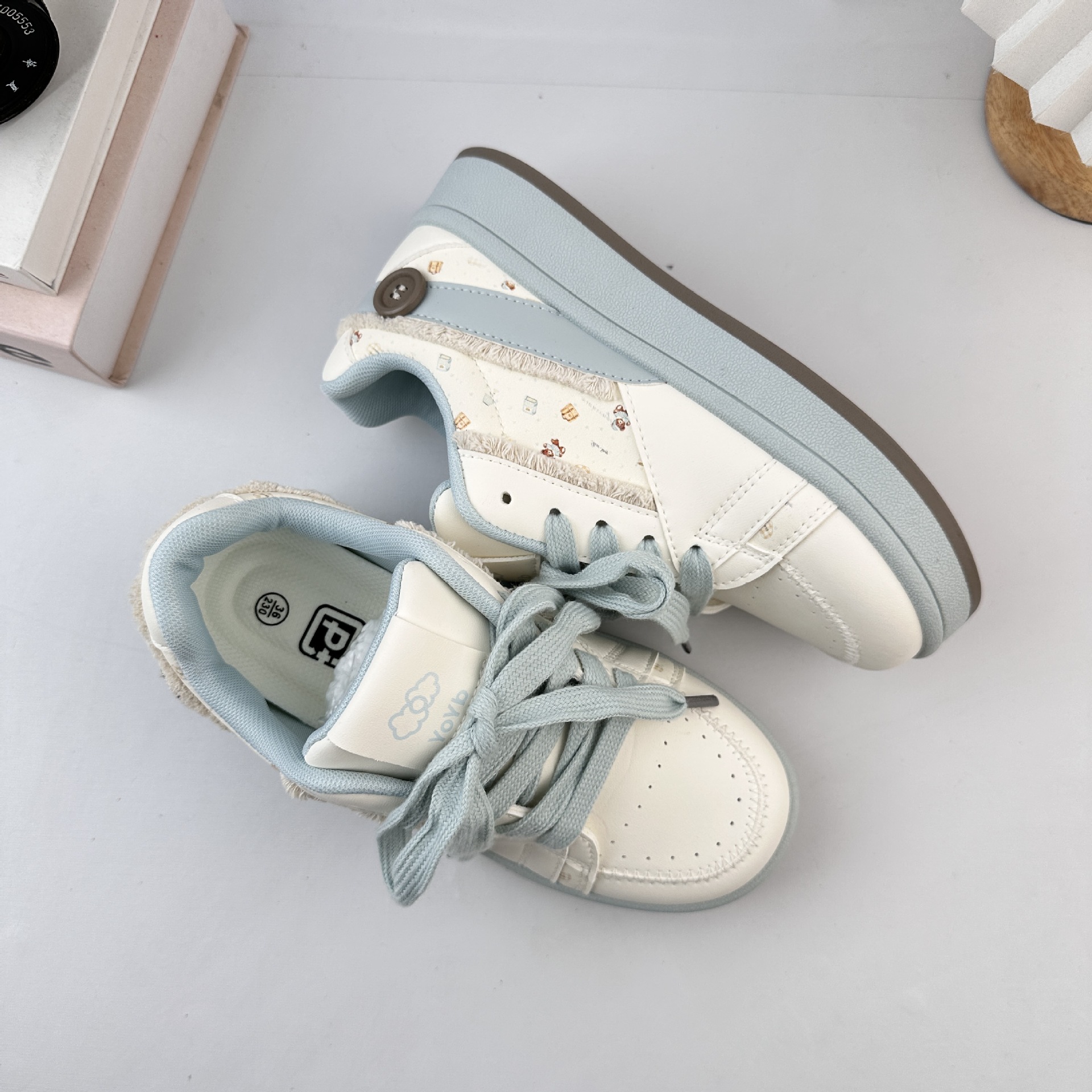 Yuanbo 2025 otoño nuevos zapatos blancos de estudiantes de estilo femenino versátil coreano zapatos de suela gruesa de nicho de moda zapatos de mujer