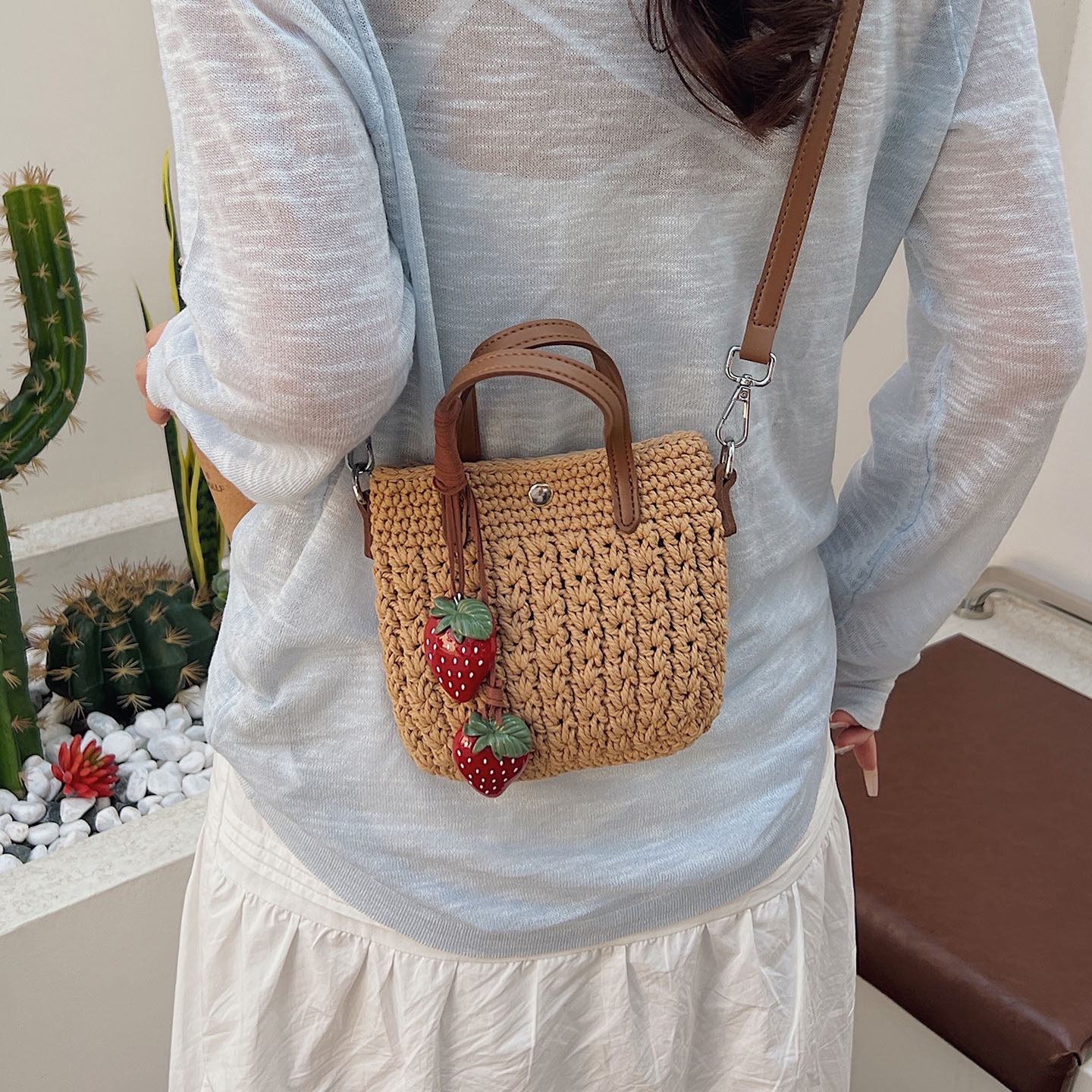 Verano 2026 bolsas populares de teléfonos móviles temperamento súper caliente hombro único nuevo tejido de moda nicho bolso de moda