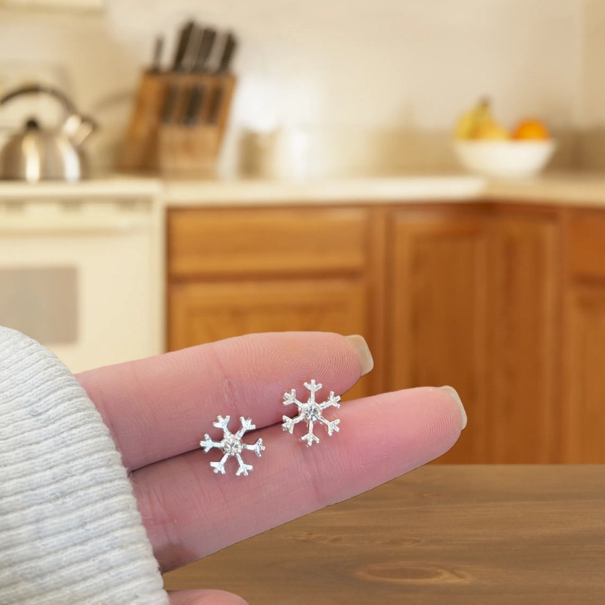 Otoño y invierno nuevo micro-copo de piedra de nieve pernos de orejas pequeñas lindas agujas de orejas de viento de la universidad temperamento pernos de orejas