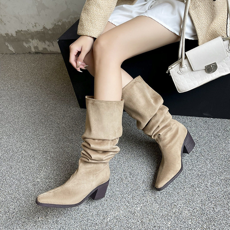 Bốt nữ cao cổ gót chunky mũi vuông, ống rộng xếp nếp phong cách Tây, gót 6–8 cm — quần kaki, đen