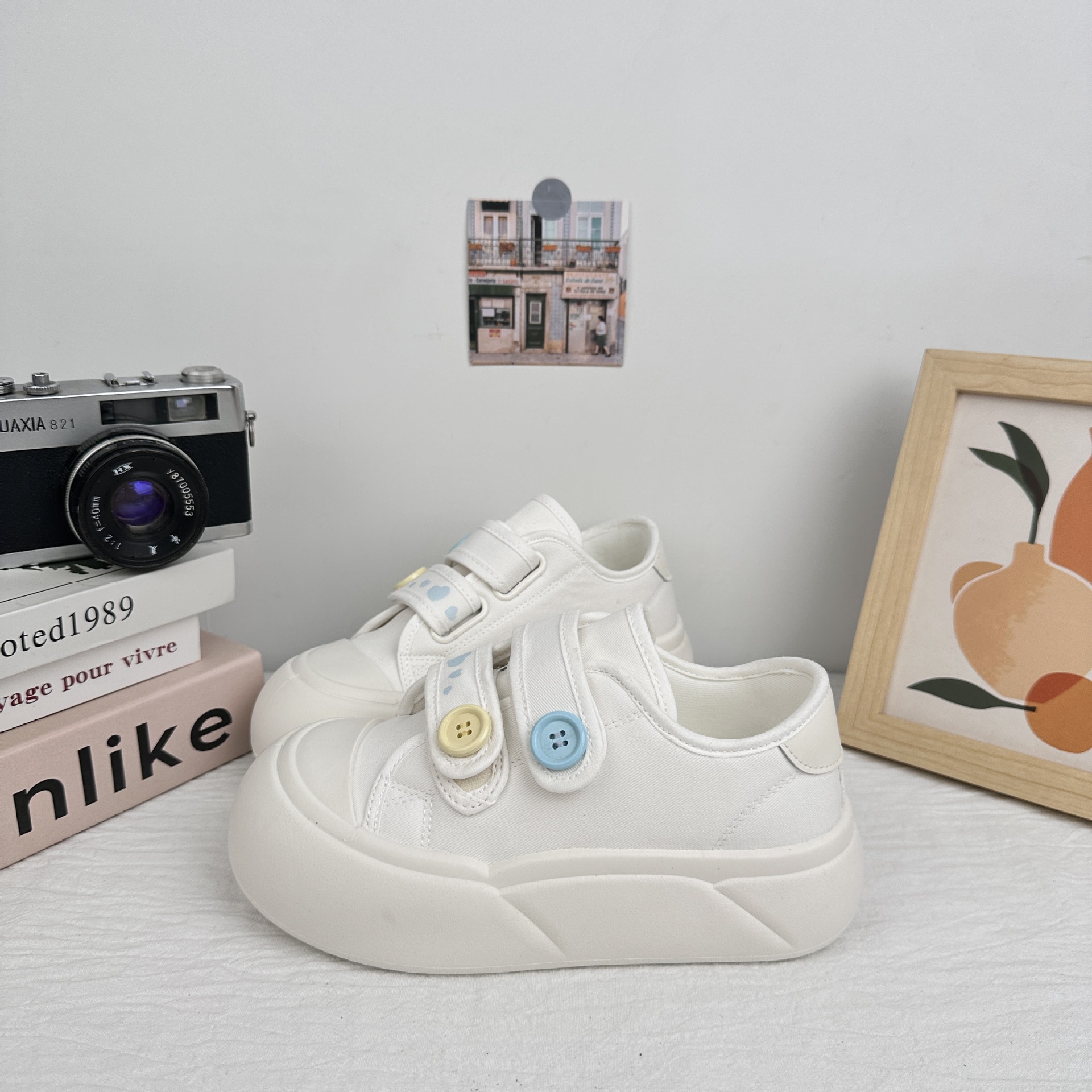 Zapatos de punta grande con velcro de onda lejana 2025 nuevos zapatos de lona de verano zapatos de moda de nicho de diseño de suela gruesa para mujer