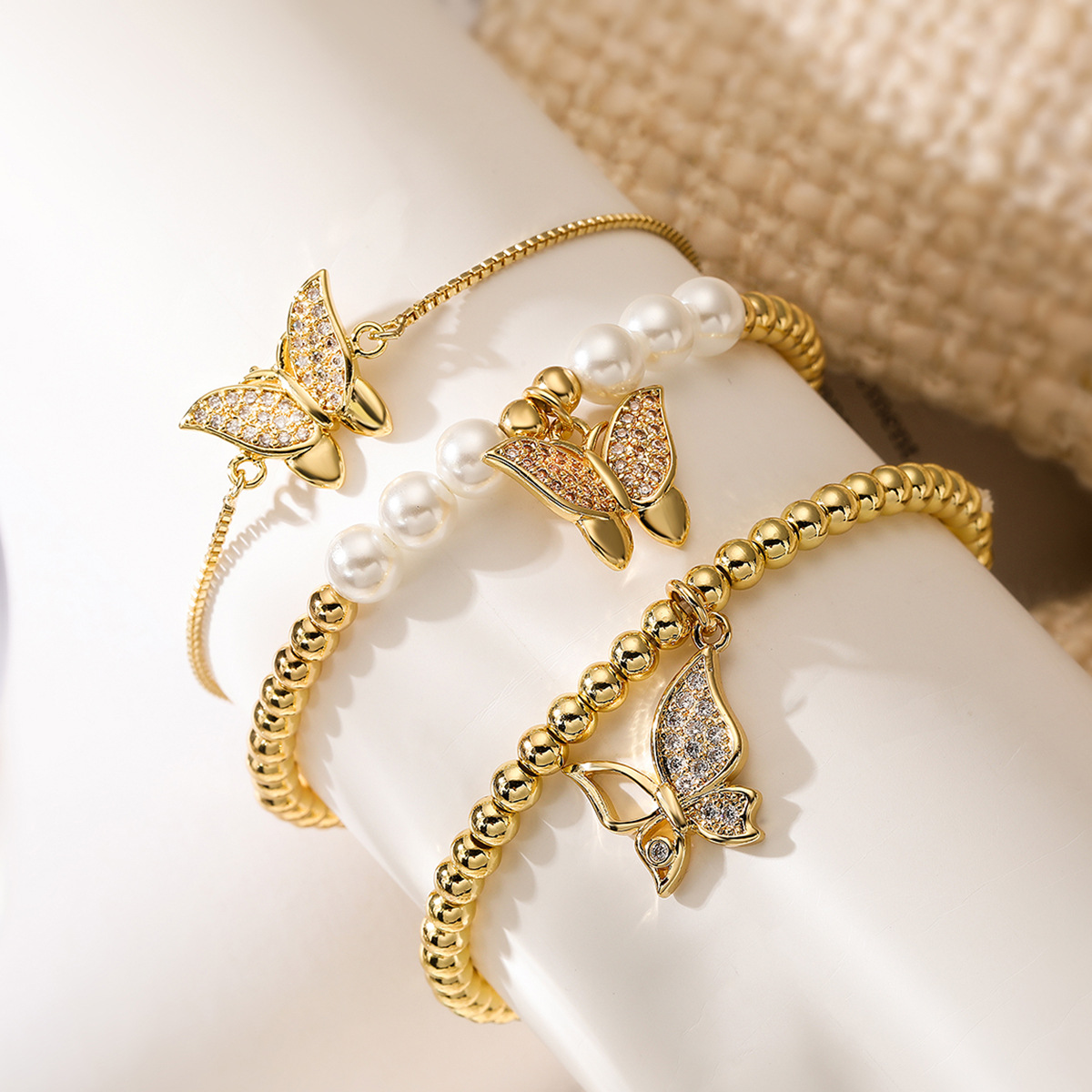 Fashionable elegant copper bracelet with zircon pearl