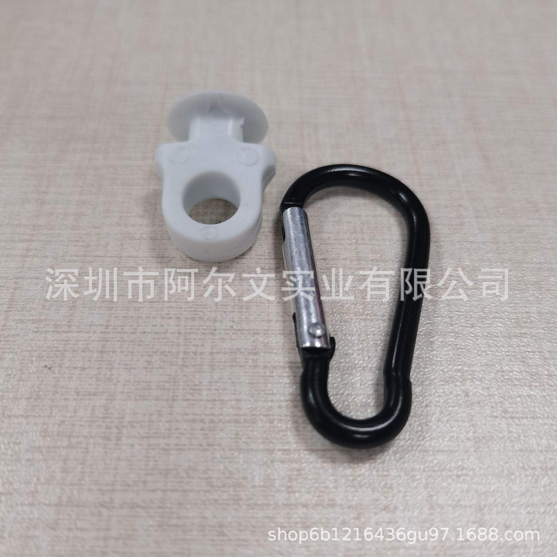 흰 버섯 머리 + 카라비너