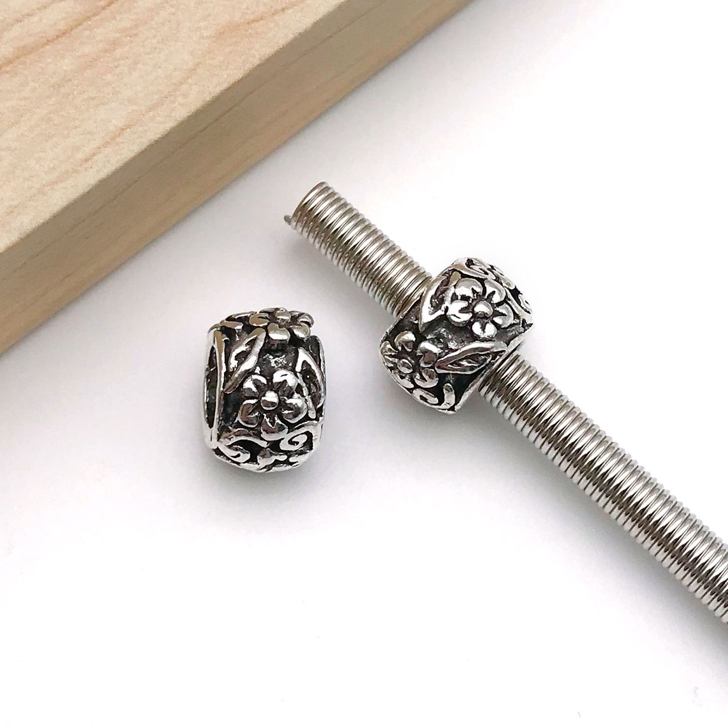 13858-古银锌合金圆形花纹潘家大孔珠7x10-2.4g