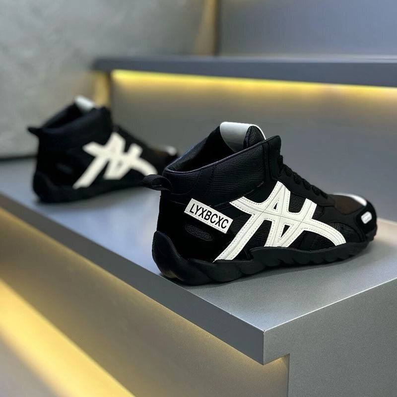 Trendy men's shoes for the 2026 autumn/winter season: high-top lace-up sneakers, comfortable and versatile American-style casual shoes Trendy men's shoes for the 2026 autumn/winter season: high-top lace-up sneakers, comfortable and versatile American-style casual shoes