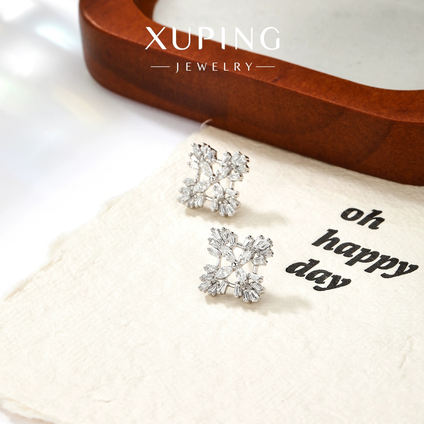 Xuping estilo simple incrustado zircon copo de nieve pernos de nicho de diseño temperamento diario fácil de usar auriculares de otoño y invierno para mujeres