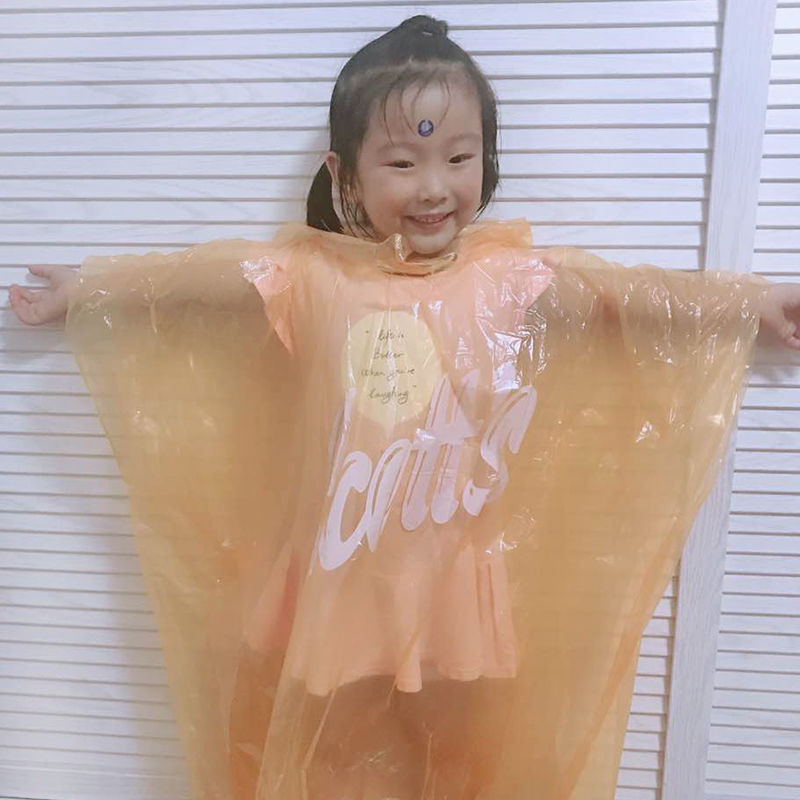 어린이 작은 물고기 휴대용 비옷 도매 가격 일회용 어린이 CLOWNFISH 펜던트 케이프 PE 판초 도매