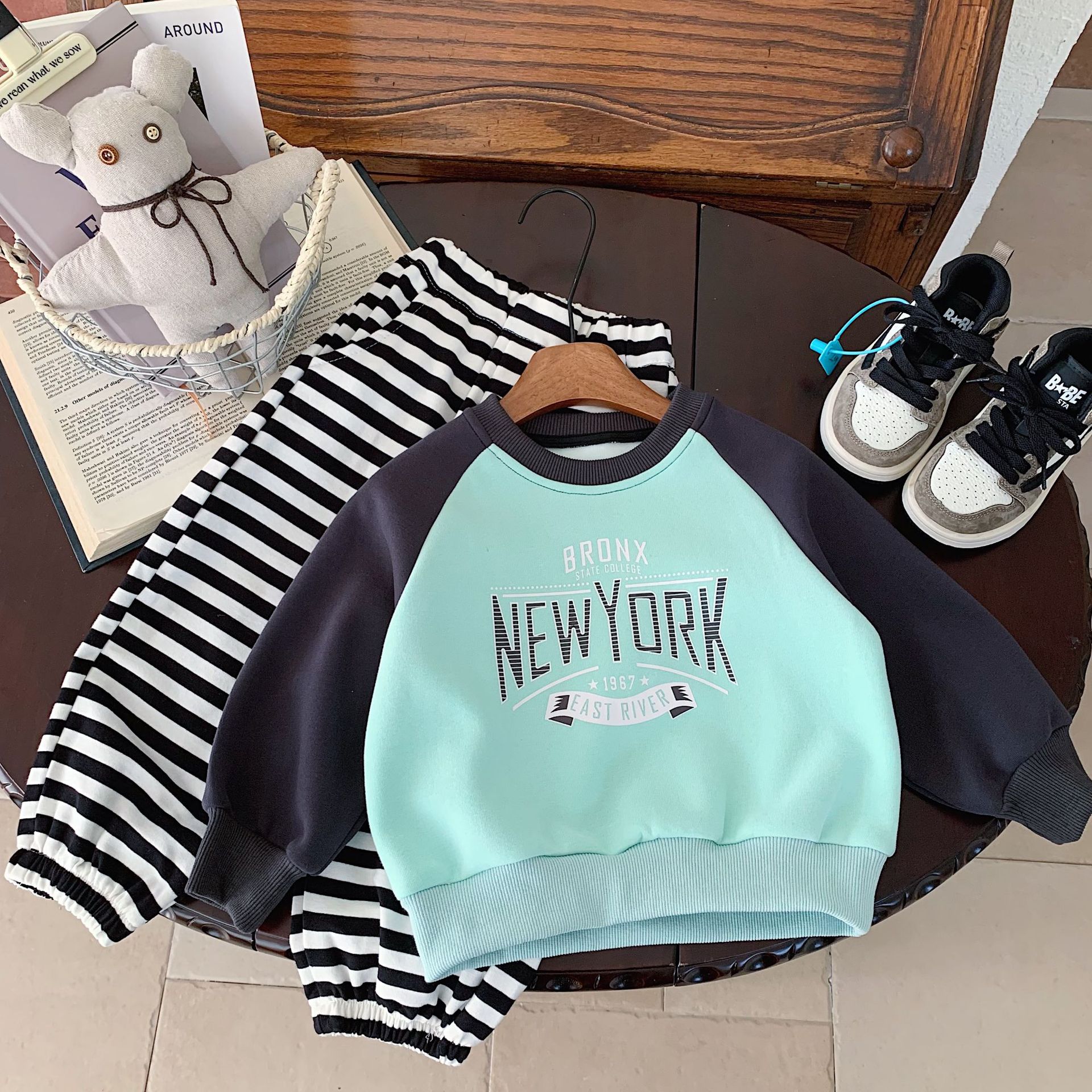 Ensemble de sweat à capuche à col rond et blocs de couleurs, nouvelle collection coréenne 2024, avec lettres polyvalentes et élégantes, tendance et cool_voghion.com