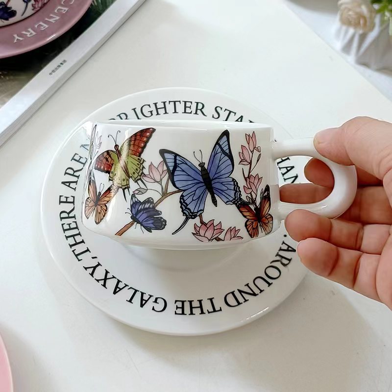 Francés retro flores púrpura mariposa nicho lujo ligero taza de café de alta calidad taza de agua exquisita taza de cerámica de té de la tarde plato