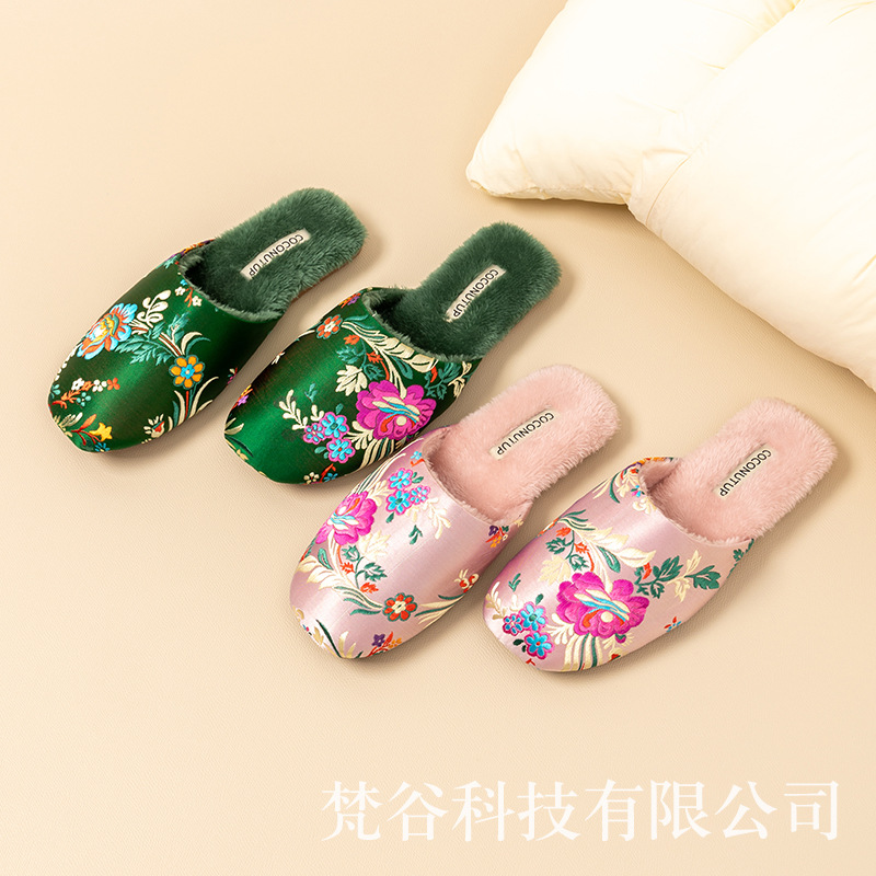 ココナッツの上で中国の民族の風の刺繍のサテンの綿のスリッパの女性の秋冬の家の室内の牛の筋肉の底のぬいぐるみの保温のスリッパ
