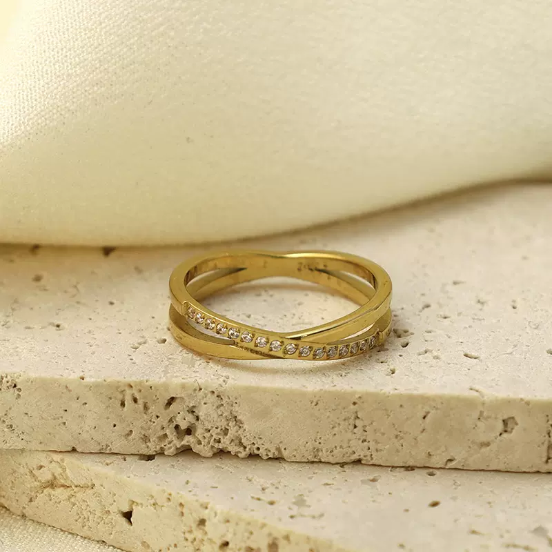 气质交叉镶钻戒指女316钛钢指环轻奢2025新款小众设计感个性精致