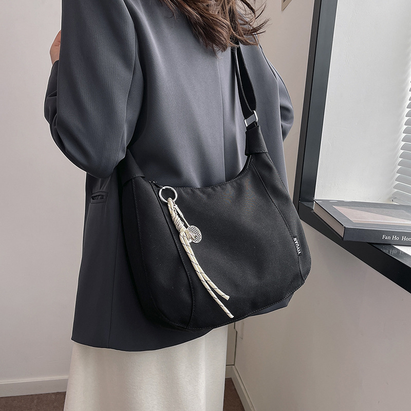 Bolso de hombro, bolso de ocio de un solo hombro, nuevo bolso de moda de invierno 2025, bolso de moda, sentido del trabajo, albóndigas de cercanías simples y de moda