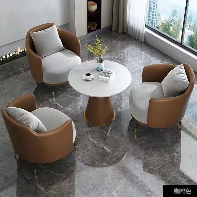 Una mesa y tres sillas (Café)