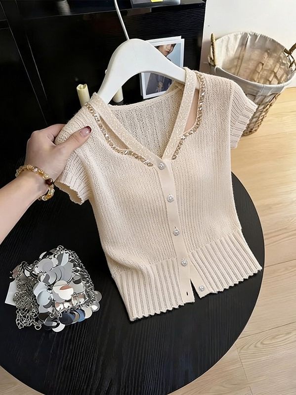 Áo thun nữ cổ V tay ngắn đính đá phong cách Chanel — màu mơ