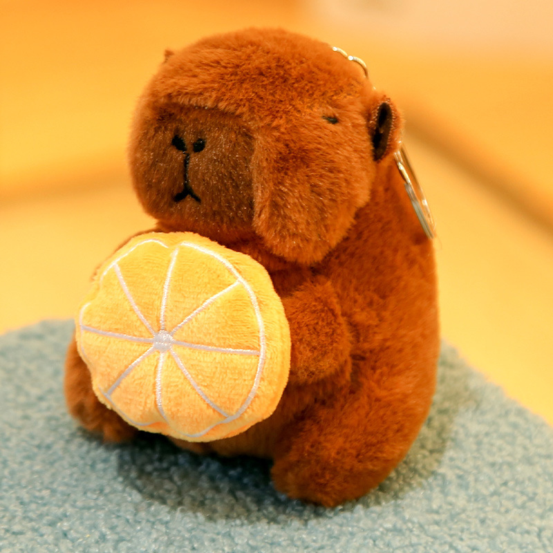 ギシギシと鳴くカピバラのカピバラのぬいぐるみが泡を吐いてつまみます。プレゼントが可愛いです。