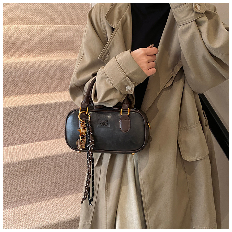 2024 New fashion bags for women, autumn and winter style, simple and fashionable work commute bag, retro single-shoulder underarm bag for women undefined