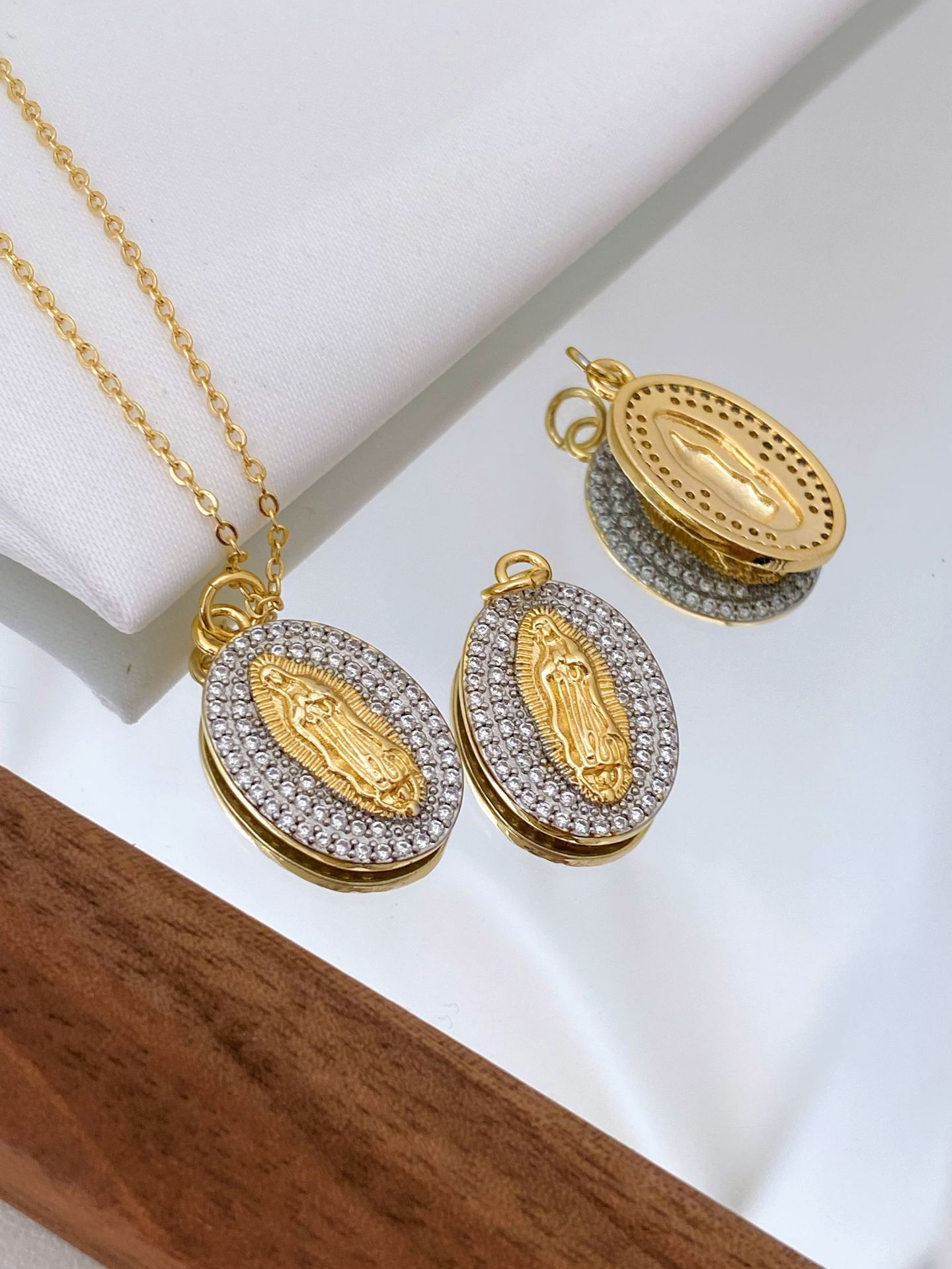 1 Piece Quantity 1 Piece 13.9*22.2mm Copper Zircon 18K Gold Plated Oval Our Lady Of Guadalupe Pendant Chain